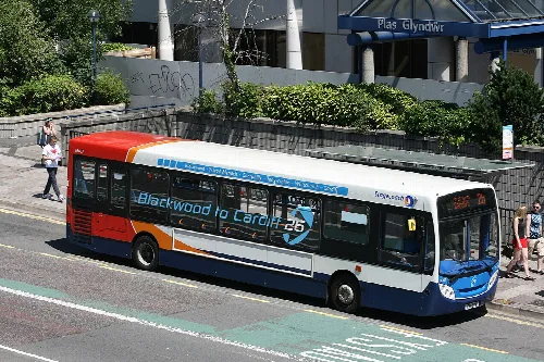Bus mit Blackwood nach Cardiff Route auf North Road.