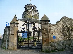 Steinkirche mit Turm hinter einem Gittereingang in Burntisland.