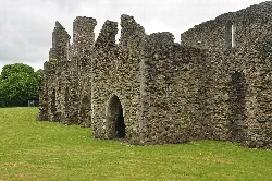 Ruinas de piedra de la Abadía de Neath con arcos y muros.