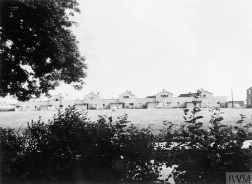 Häuser mit Garagen auf einer Grünfläche in Newton Aycliffe.