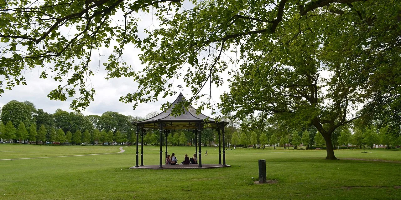 Quiosco de música con personas en un parque en Haverhill.