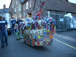 Carroza de hobby horse decorada con cintas y círculos en Minehead.