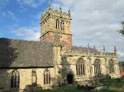 Iglesia de piedra con torre y ventanas góticas en Ellesmere.