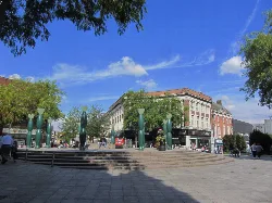 Markttor in Warrington mit Skulpturen und alten Gebäuden.