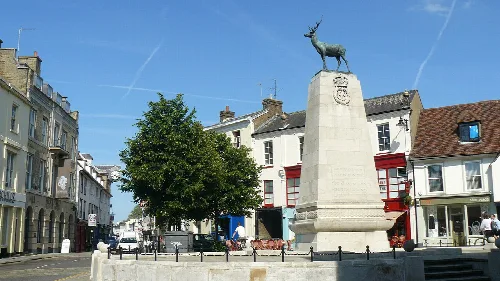 Estatua de un ciervo en un pedestal alto en Hertford.