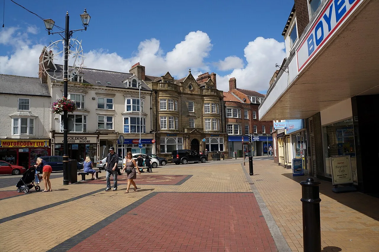 Vista de Manor Road con tiendas y personas caminando en Bridlington.