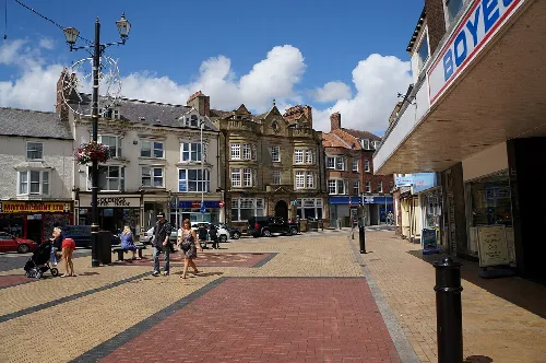 Vista de Manor Road con tiendas y personas caminando en Bridlington.