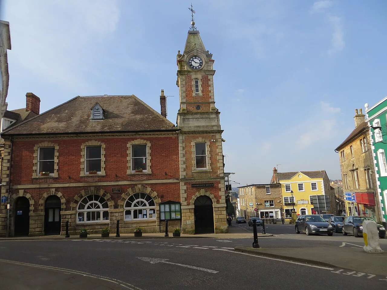 Backsteingebäude mit Uhrturm im Stadtzentrum von Wincanton, Somerset.