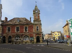 Backsteingebäude mit Uhrturm im Stadtzentrum von Wincanton, Somerset.