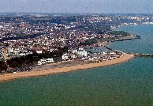 Vista aérea de Folkestone con playa, paseo y ciudad.