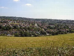 Un paisaje con casas, árboles y campos verdes en Happy Valley y Woodingdean.