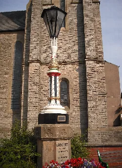 Dekorativer Laternenpfahl mit schwarzem Laternenkopf und verzierter Basis in Kirkham.