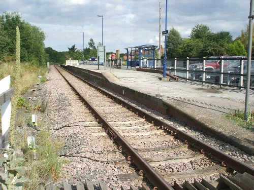 Vista de la estación de Snaith con vías, andén y estacionamiento.