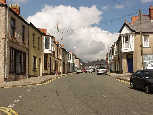 Escena callejera con ayuntamiento y casas en Neyland, Pembrokeshire.