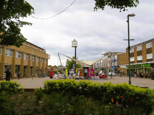 Geschäfte und eine Stadtuhr in Woodley, Berkshire.