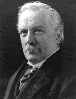 Schwarz-weiß Bild von David Lloyd George mit Schnurrbart und Anzug.