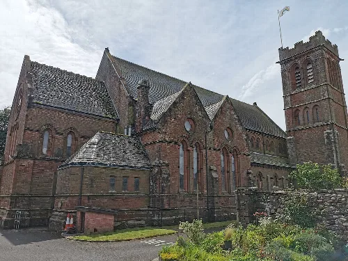 Backsteinkirche mit Turm und Bogenfenstern in Egremont.