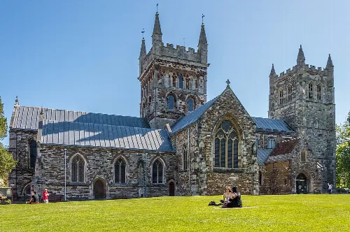 Iglesia de piedra con torres gemelas en Wimborne Minster.