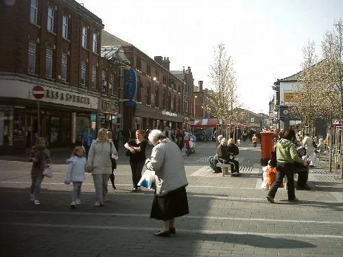 Menschen gehen und shoppen auf der Carlton Street in Castleford.