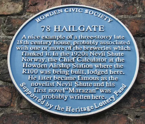 Placa azul en el No.78 Hailgate en Howden, con texto sobre Nevil Shute.