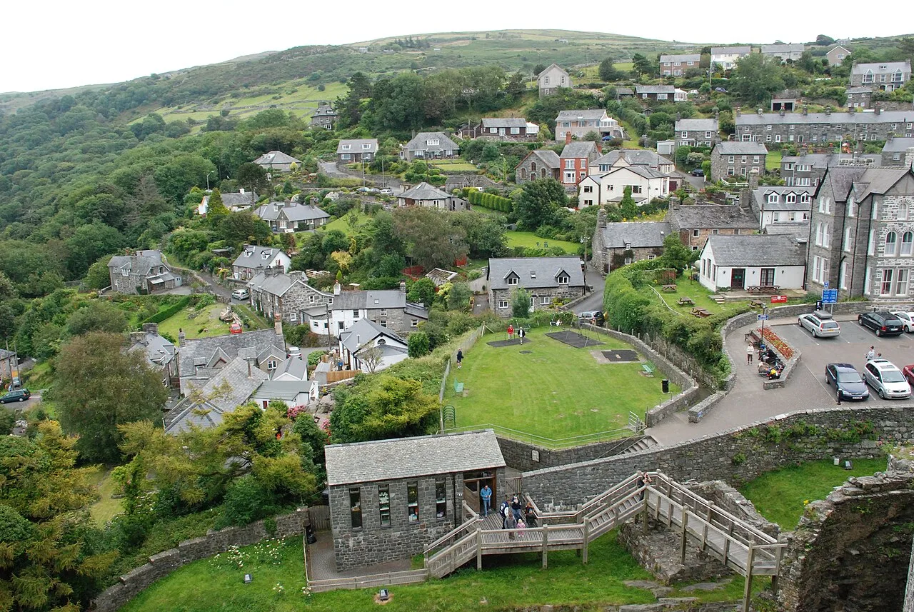 Casas en una colina y un parque verde en Harlech.