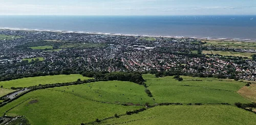 Vista del paisaje de la costa, la ciudad y los campos verdes desde Bryn Llwyn cerca de Prestatyn.