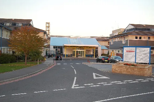 Entrada del hospital con aparcamiento en Ashington.