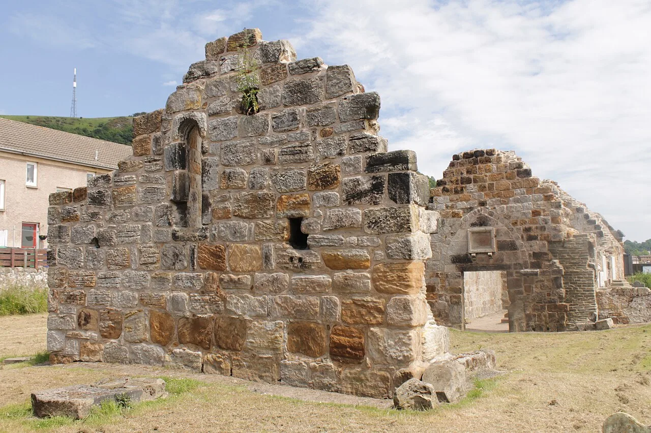 Steinruinen der Kirkton-Kirche mit kleinen Fenstern und verwitterten Mauern.