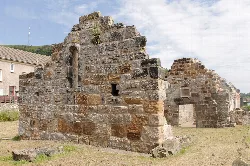 Steinruinen der Kirkton-Kirche mit kleinen Fenstern und verwitterten Mauern.