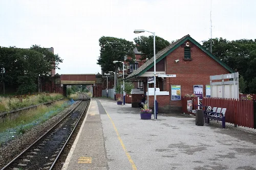 Blick auf den Bahnhof St Annes on the Sea mit Gleisen und Bahnsteig.