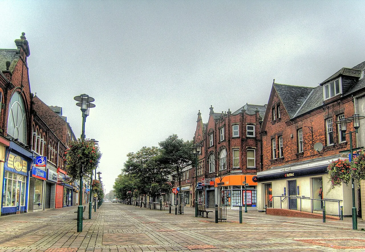 Vista de la Boothferry Road con tiendas y edificios históricos en Goole.