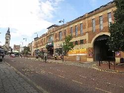 Straßenansicht von Tubwell Row mit Geschäften und dem Cornmill Shopping Centre in Darlington.