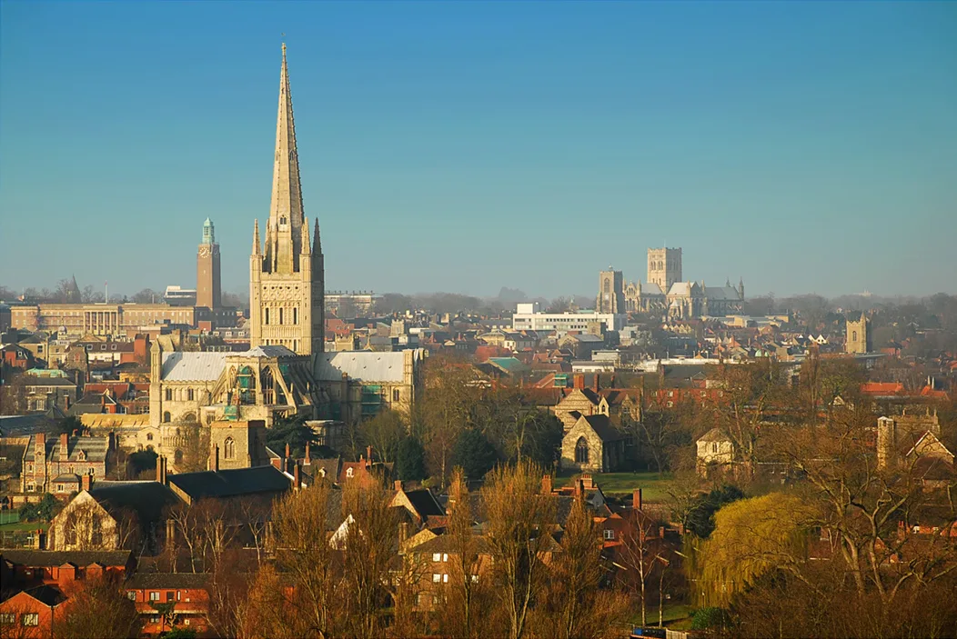 Vista del horizonte de Norwich con dos grandes torres de catedral.