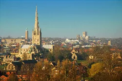 Vista del horizonte de Norwich con dos grandes torres de catedral.