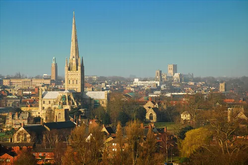 Vista del horizonte de Norwich con dos grandes torres de catedral.