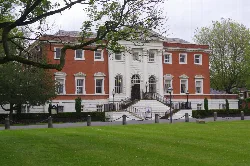 Warrington Town Hall mit roten Ziegelwänden, weißen Säulen und Treppe zum Eingang.