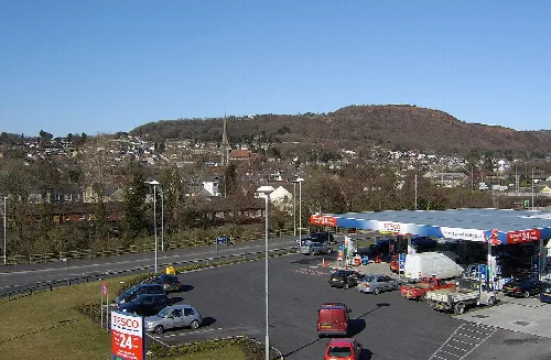 Una vista de Pontardawe mostrando una gasolinera y la ciudad en el fondo.
