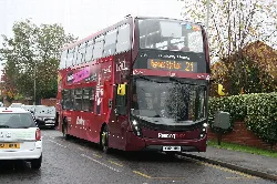 Ein roter Doppeldeckerbus in Lower Earley.