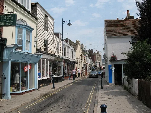 Calle empedrada con tiendas y peatones en Whitstable, Kent.