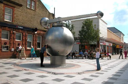 Große Metallskulptur mit kugelförmiger Basis und Arm in Workington.