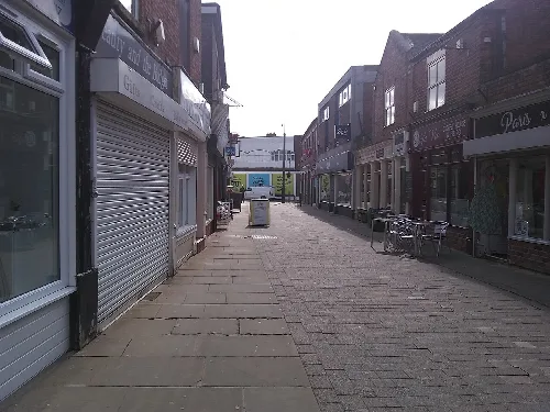 Vista de Finkle Street con tiendas y paso peatonal.