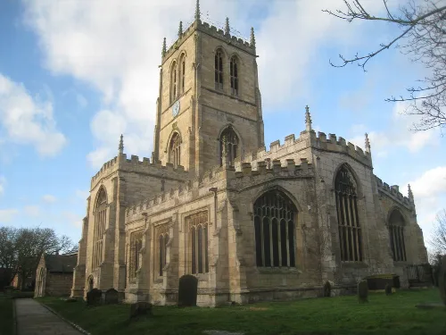 Iglesia de piedra con ventanas altas y torre en Hatfield.