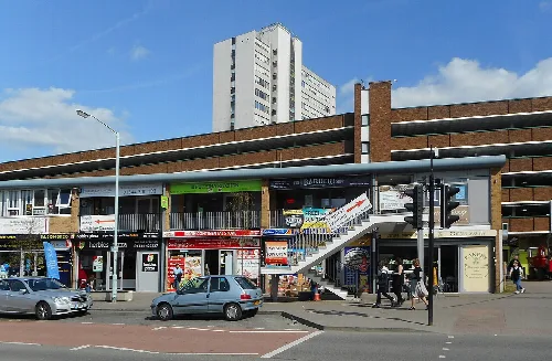 Tiendas y peatones en Market Street en Bracknell.
