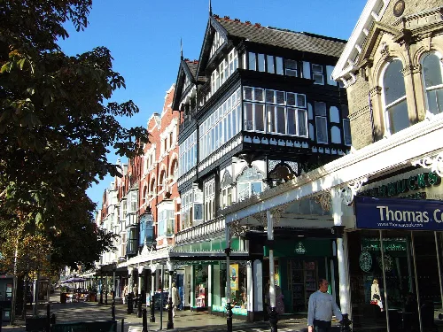 Vista de la calle Lord Street con tiendas y un Starbucks en Southport.