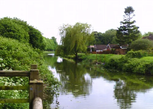 Der Fluss Ancholme mit Bäumen und Häusern am Ufer in Brigg.