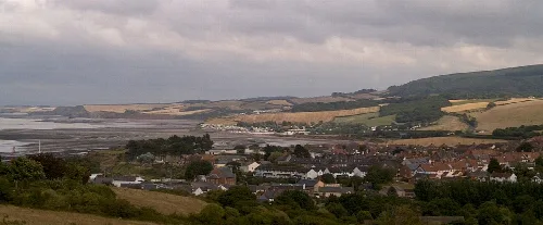Paisaje montañoso con la ciudad de Watchet y la costa en la distancia.
