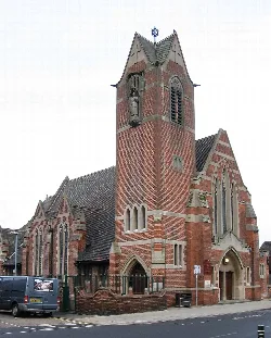 Iglesia católica de ladrillo con torre alta y ventanas góticas en Goole.