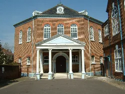 Capilla octogonal de ladrillo con columnas blancas y frontón en Norwich.