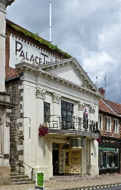 Edificio de teatro blanco con balcón y columnas decorativas en Malton.