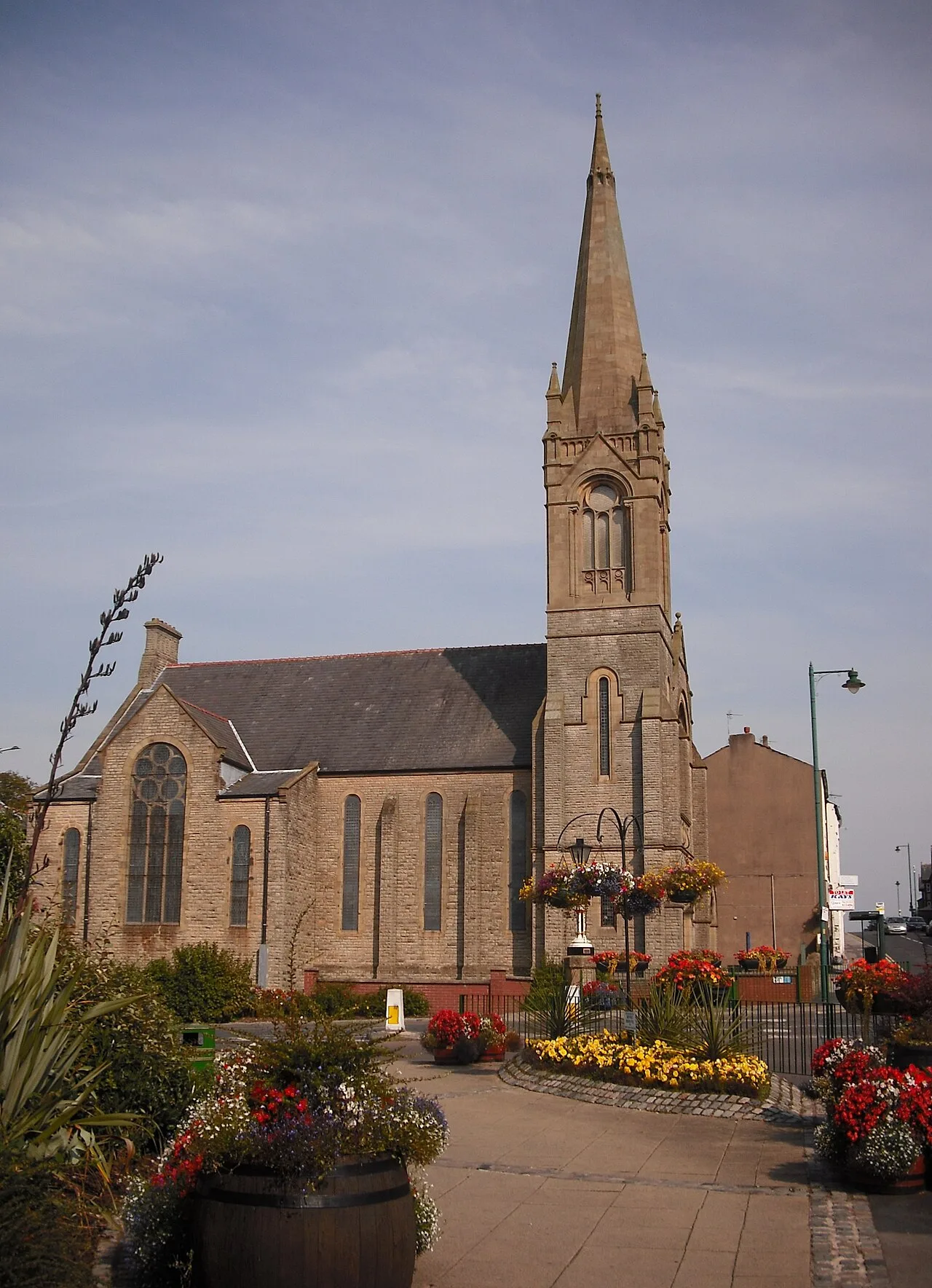 Steinkirche mit hohem Turm und bunten Glasfenstern in Kirkham.